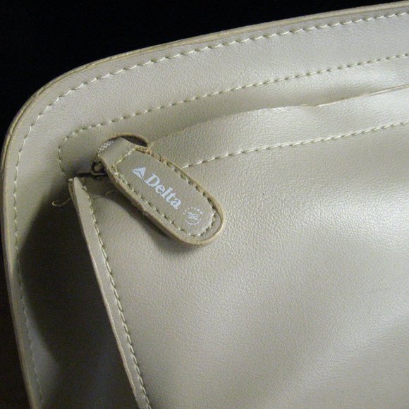 Delta Air Lines Vintage Business Class Toiletry Bag - Picture 2 of 8